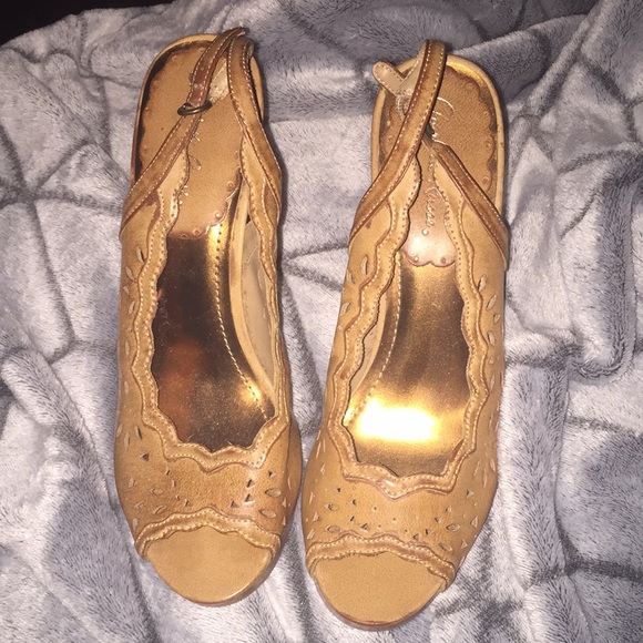 Charlotte Russe Tan distressed peep toe platform - Picture 1 of 11